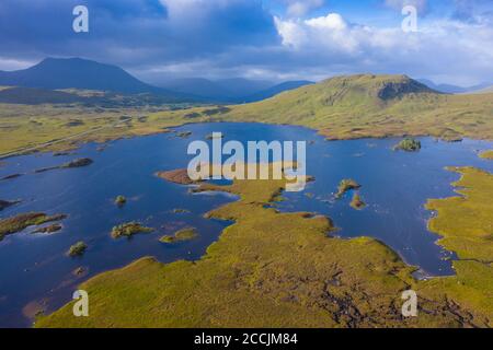 Vista aerea di Lochan na h-Achlaise su Rannoch Moor in estate, Scozia, Regno Unito Foto Stock