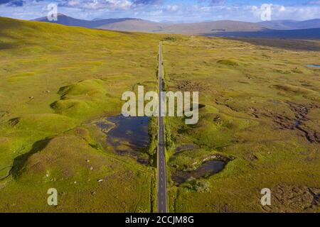 Vista aerea della strada A82 che attraversa Rannoch Moor in estate, Scozia, Regno Unito Foto Stock