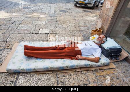 ISRAELE, GERUSALEMME - 15 settembre 2017: Gerusalemme è una delle città più antiche del mondo. I senzatetto dormono sulla strada di Gerusalemme il 15 settembre Foto Stock