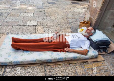 ISRAELE, GERUSALEMME - 15 settembre 2017: Gerusalemme è una delle città più antiche del mondo. I senzatetto dormono sulla strada di Gerusalemme il 15 settembre Foto Stock