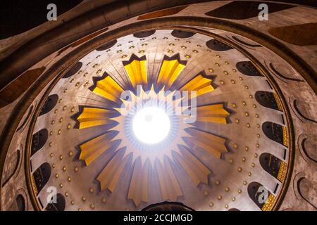 GERUSALEMME, ISRAELE - 15 SETTEMBRE 2017: L'interno della Chiesa del Santo Sepolcro, dove Gesù fu sepolto nella credenza tradizionale. Foto Stock