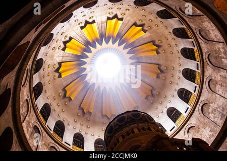 GERUSALEMME, ISRAELE - 15 SETTEMBRE 2017: L'interno della Chiesa del Santo Sepolcro, dove Gesù fu sepolto nella credenza tradizionale. Foto Stock