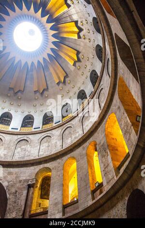 GERUSALEMME, ISRAELE - 15 SETTEMBRE 2017: L'interno della Chiesa del Santo Sepolcro, dove Gesù fu sepolto nella credenza tradizionale. Foto Stock