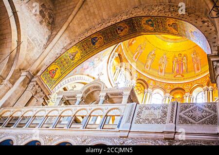 GERUSALEMME, ISRAELE - 15 SETTEMBRE 2017: L'interno della Chiesa del Santo Sepolcro, dove Gesù fu sepolto nella credenza tradizionale. Foto Stock