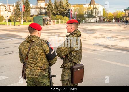 Pskov, Federazione Russa - 4 maggio 2018: Due soldati di forze speciali militari russi con berretti rossi sulla piazza di Pskov, Russia Foto Stock