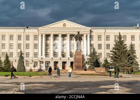 Pskov, Federazione Russa - 5 maggio 2018: Vista di Piazza Lenin con Monumento a Vladimir Lenin di fronte all'Università Statale di Pskov, Russia Foto Stock