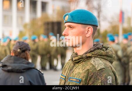 Pskov, Federazione Russa - 4 maggio 2018: Ritratto di giovane soldato delle forze armate speciali militari russe con berretto blu sulla piazza di Pskov. Foto Stock