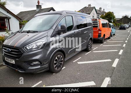 furgoni e camper parcheggiati sul lato della strada nel distretto dei laghi di coniston, cumbria, inghilterra, regno unito Foto Stock