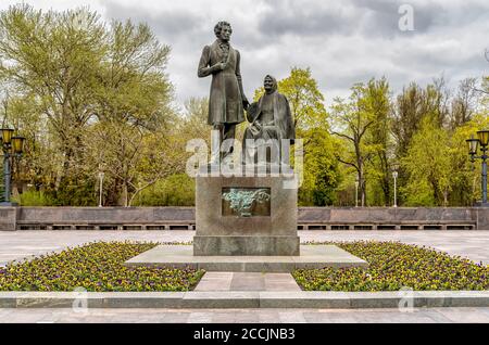Monumento al poeta russo Alexander Pushkin e la sua bambina Arina Rodionovna nel parco di Pskov, Russia Foto Stock