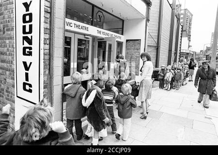 I bambini che arrivano a scuola per uno spettacolo di GIOCO DI FAYRE a. Il Teatro Young Vic nel 1978 parte dei giovani Programma VIC Education Service (YVES) (c) Donald Cooper Foto Stock