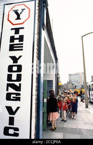 I bambini che arrivano a scuola per uno spettacolo di GIOCO DI FAYRE a. Il Teatro Young Vic nel 1978 parte del Young Programma VIC Education Service (YVES) (c) Donald Cooper/PhotoStage photos@photostage.co.uk Ref/CT-01 Foto Stock