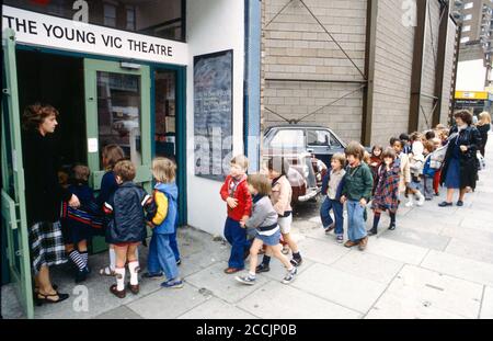 I bambini che arrivano a scuola per uno spettacolo di GIOCO DI FAYRE a. Il Teatro Young Vic nel 1978 parte del Young Programma VIC Education Service (YVES) (c) Donald Cooper Foto Stock