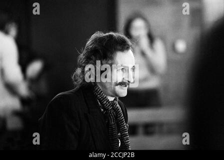 Max Stafford-Clark (co-direttore) durante una prova di UN MONDO MAD, MY MASTERS di Barrie Keeffe al Young Vic, Londra SE1 04/1977 sceneggiatore inglese (c) Donald Cooper Foto Stock