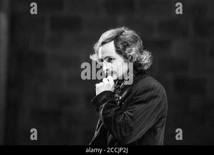 Max Stafford-Clark (co-direttore) durante una prova di UN MONDO MAD, MY MASTERS di Barrie Keeffe al Young Vic, Londra SE1 04/1977 sceneggiatore inglese (c) Donald Cooper Foto Stock