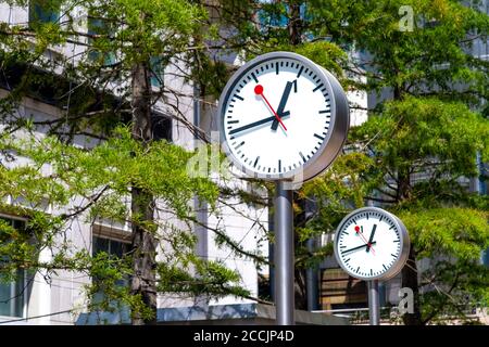 "six Public Clocks" di Konstantin Grcic installazione in Reuters Plaza, Canary Wharf, Londra, Regno Unito Foto Stock