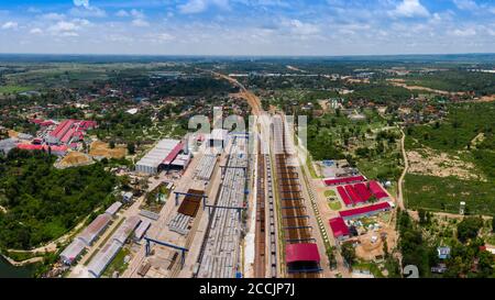 (200823) -- VIENTIANE, 23 agosto 2020 (Xinhua) -- Foto scattata il 4 giugno 2020 mostra il sito di costruzione della ferrovia Cina-Laos nel Laos settentrionale. La ferrovia Cina-Laos correrà a più di 400 km dal cancello di confine di Boten nel Laos settentrionale, al confine con la Cina, a Vientiane con una velocità operativa di 160 km all'ora. Il progetto è iniziato nel dicembre 2016 e dovrebbe essere completato e aperto al traffico nel dicembre 2021. (Foto di Pan Longzhu/Xinhua) Foto Stock