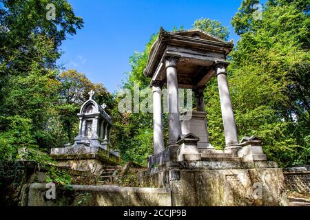 Tomba di Vincent Figgins sul davanti e monumento a John Allen sul retro, Nunhead Cemetery, Londra, Regno Unito Foto Stock