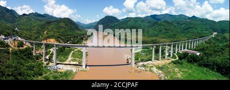 (200823) -- VIENTIANE, 23 agosto 2020 (Xinhua) -- Foto aerea scattata il 24 luglio 2020 mostra il ponte principale del fiume Mekong del Ban Ladhan della Cina-Laos. La ferrovia Cina-Laos correrà a più di 400 km dal cancello di confine di Boten nel Laos settentrionale, al confine con la Cina, a Vientiane con una velocità operativa di 160 km all'ora. Il progetto è iniziato nel dicembre 2016 e dovrebbe essere completato e aperto al traffico nel dicembre 2021. (Foto di Pan Longzhu/Xinhua) Foto Stock