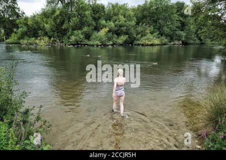 Una donna che sta per nuotare nel fiume Tamigi Foto Stock