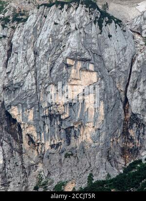 La Adjovska deklica, o Girl in the Rock, una formazione rocciosa naturale sul lato del Monte Prisank in Slovenia. Foto Stock