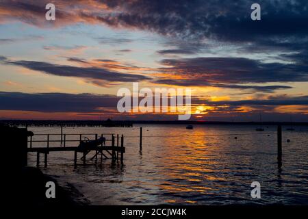 Tramonto, sul mare, molo, lungomare, pesca, barche, barca, nautica, Yarmouth, molo, Isola di Wight, Inghilterra, Regno Unito, Foto Stock