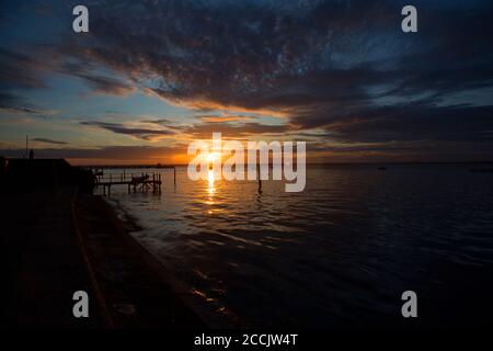 Tramonto, sul mare, molo, lungomare, pesca, barche, barca, nautica, Yarmouth, molo, Isola di Wight, Inghilterra, Regno Unito, Foto Stock