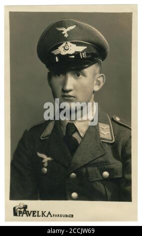 Foto storica tedesca: Giovane bell'uomo, Unterfeldwebel dell'aviazione militare (Luftwaffe) in uniforme militare, Pardubice, occupata Czechia, Germania, 1941 Foto Stock