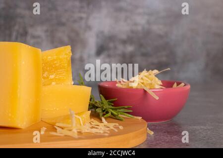 Vassoio con pezzi di parmigiano e erbe fini Foto Stock