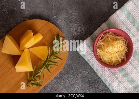 Vassoio con pezzi di parmigiano e erbe fini Foto Stock