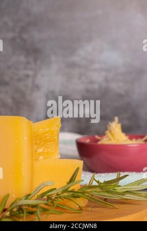 Vassoio con pezzi di parmigiano e erbe fini Foto Stock