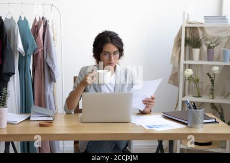 Buon designer che si gode il tempo di pausa sul posto di lavoro. Foto Stock