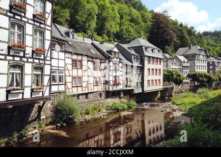 Le storiche case medioevali in legno della graziosa Monschau in Germania Foto Stock