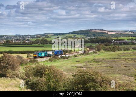 Servizi ferroviari diretti locomotiva classe 68 68005 Defiant on the Ferrovia costiera di Cumbrian vicino a Carnforth con il treno di fiasche nucleari Da Heysham Foto Stock