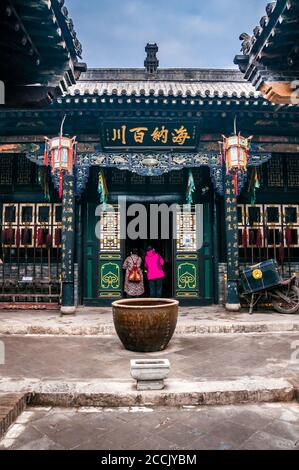 Due visitatori peer in una stanza in Hui wu lin arti marziali mostra. Di Pingyao, nella provincia di Shanxi, Cina Foto Stock