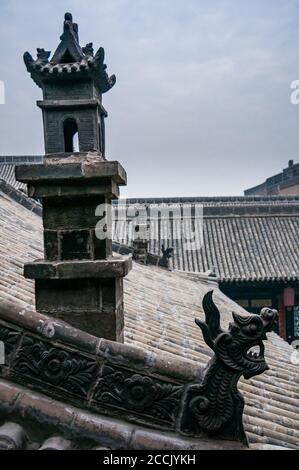 Tetto della dinastia Qing ma casa di famiglia, una delle più grandi case in città. Di Pingyao, nella provincia di Shanxi, Cina Foto Stock