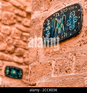 Tel Aviv-Yafo, Israele, 25 dicembre 2017 : un segno con il nome della strada in ebraico - corsia del segno dello zodiaco in città vecchia Yafo a Tel A. Foto Stock