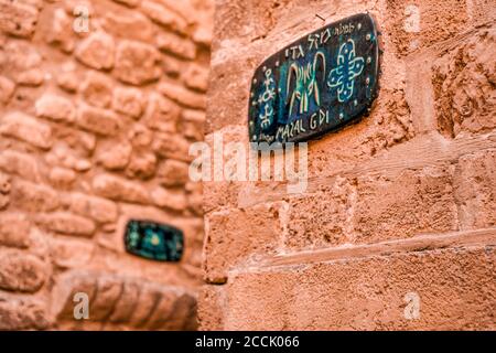 Tel Aviv-Yafo, Israele, 25 dicembre 2017 : un segno con il nome della strada in ebraico - corsia del segno dello zodiaco in città vecchia Yafo a Tel A. Foto Stock