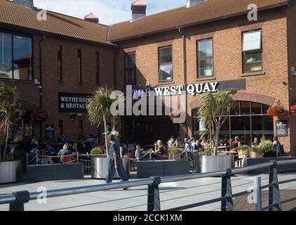 Il pub West Quay Wetherspoon a Brighton Marina, East Sussex, Regno Unito Foto Stock