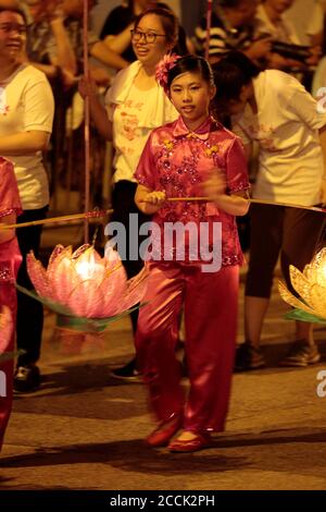 Ragazza che trasporta lanterna a forma di loto, Tai Hang Fire Dragon Festival, Causeway Bay, Hong Kong 25 settembre 2018 Foto Stock