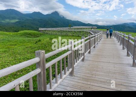 Vista della passerella sopraelevata presso il Parco Nazionale dei cinque Laghi di Shiretoko 知床五湖 a Hokkaido, Giappone Foto Stock