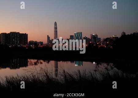 Shenzhen, Cina da Lok ma Chau, Hong Kong al tramonto, 28 ottobre 2018 Foto Stock