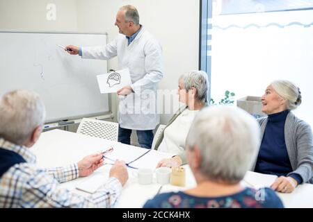 Anziani che frequentano il corso di sanità pubblica Foto Stock