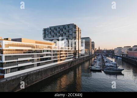 Germania, Nord Reno-Westfalia, Colonia, Barche ormeggiate a Rheinauhafen con Kranhauses in background Foto Stock