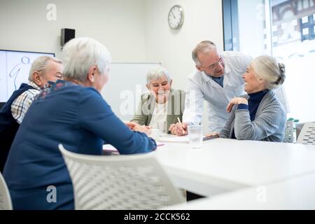 Anziani che frequentano il corso di sanità pubblica Foto Stock