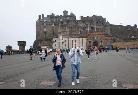 Turisti al Castello di Edimburgo, Scozia, Regno Unito Foto Stock