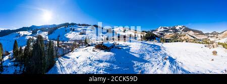 Panorama in elicottero del sole che splende sulla stazione sciistica di Sudelfeld Foto Stock