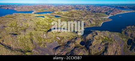 Russia, Oblast di Murmansk, Teriberka, panorama aereo del paesaggio costiero Foto Stock