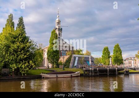 Olanda, Sud Olanda, Leiden, canale cittadino con porta Zijlpoort sullo sfondo Foto Stock