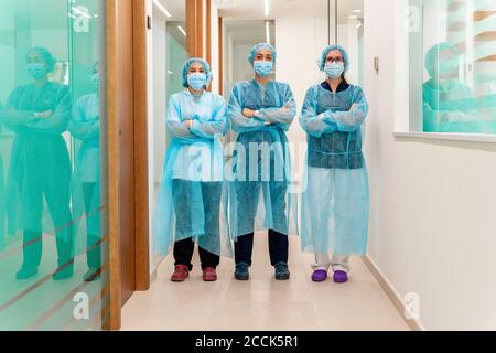 Dottore e infermieri in clinica odontoiatrica Foto Stock