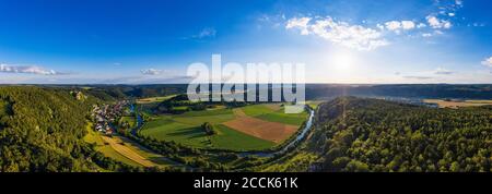 Germania, Baviera, Kipfenberg, Drone panorama del Parco Naturale della Valle di Altmuhl in primavera Foto Stock